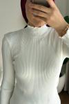 Dik Yaka Fırfırlı Body Ekru
